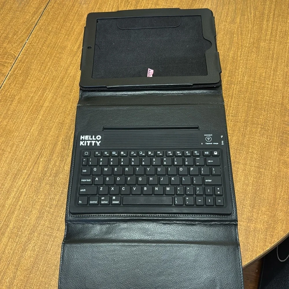 Hello Kitty iPad 2/3 Case W- Bluetooth keyboard